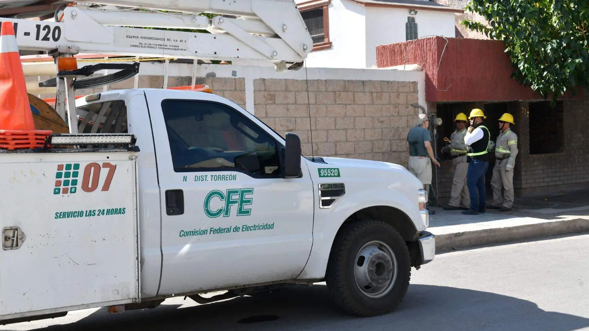 CFE va tras más colgados en el quinto operativo en la colonia Torreón Jardín 